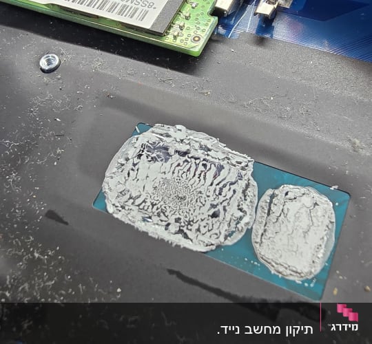 תמונה של רכיבי מחשב עם שבבים וזיכרון